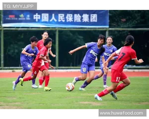 足球明星走进中国校园传授足球技艺点燃年轻梦想